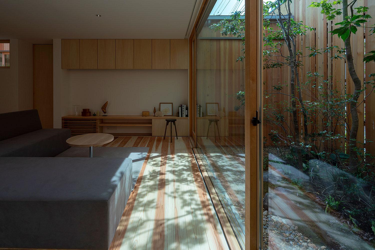 最美的風景就在窗外，在日本簡約木造平房內體驗四季動人景緻