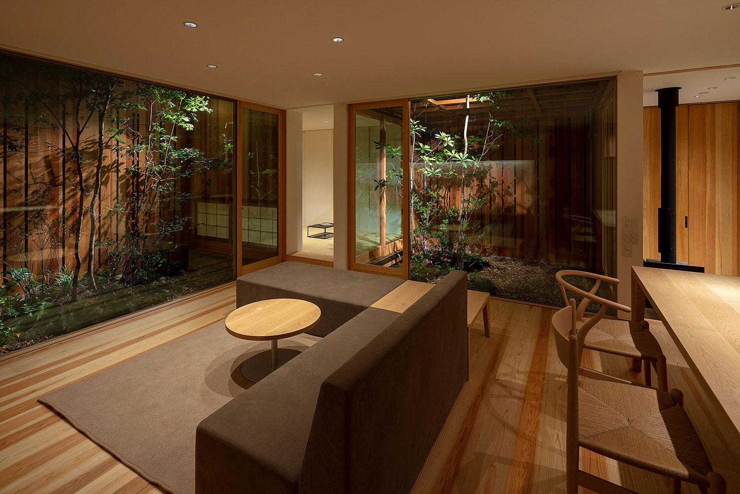 最美的風景就在窗外，在日本簡約木造平房內體驗四季動人景緻
