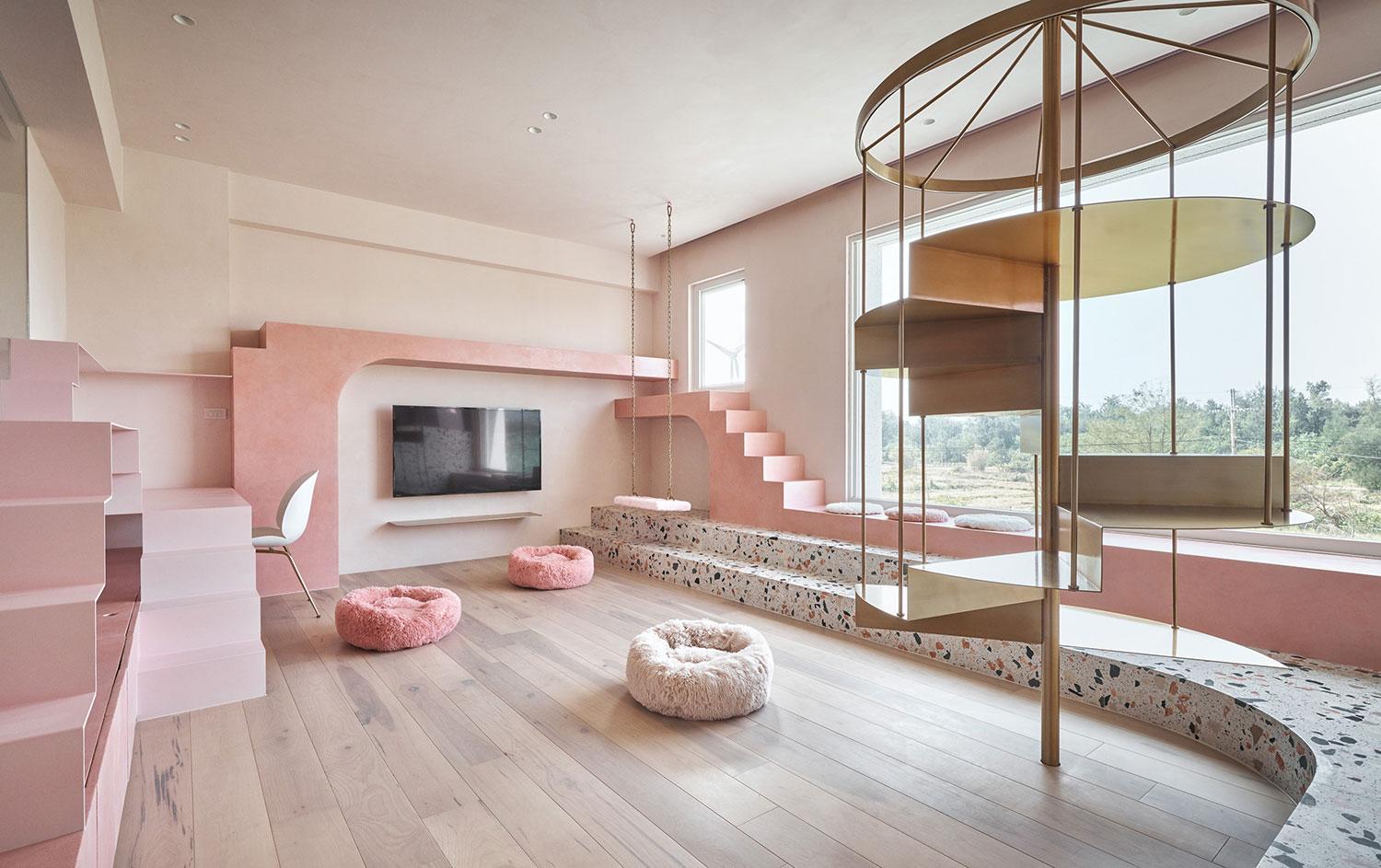 專屬一家人的快樂時光，用粉紅色調打造一處貓咪共處的度假屋