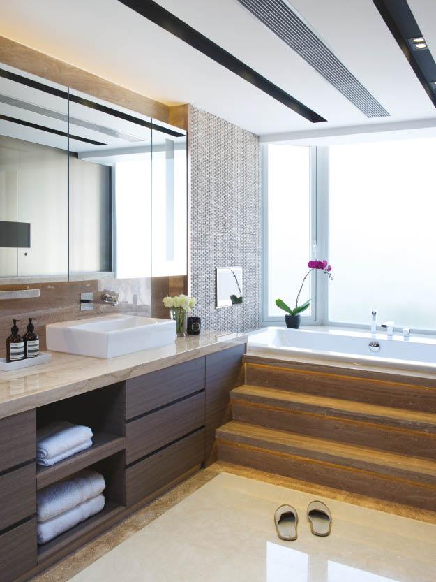 Welcome to a Luxurious, Multi-storey Retreat in Repulse Bay