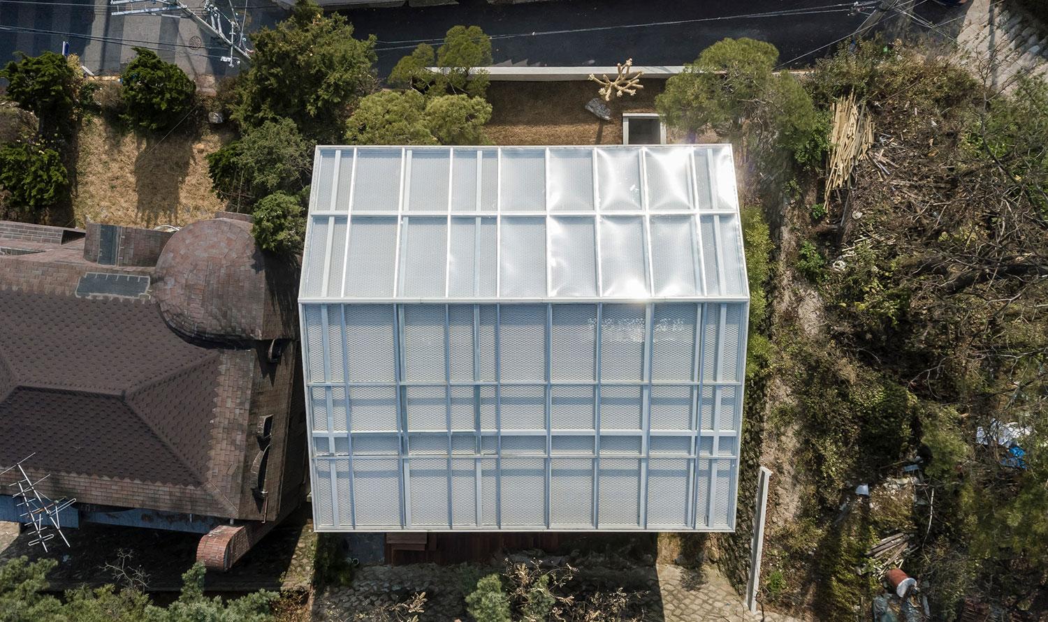 This Shaded Rooftop House in Seoul Invites The Air of Mountains and Forests