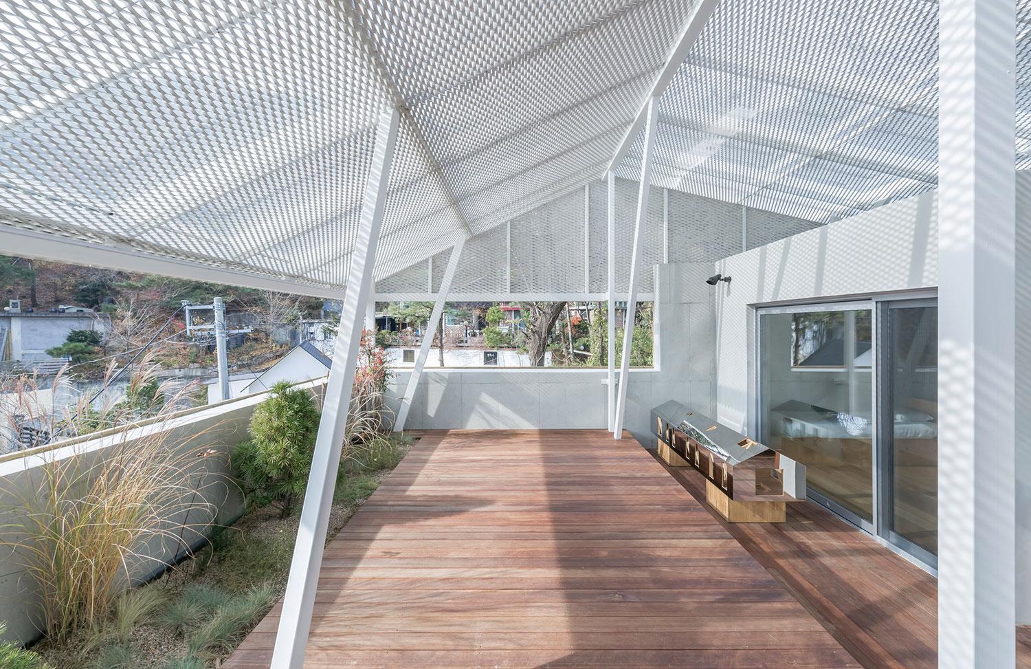 This Shaded Rooftop House in Seoul Invites The Air of Mountains and Forests