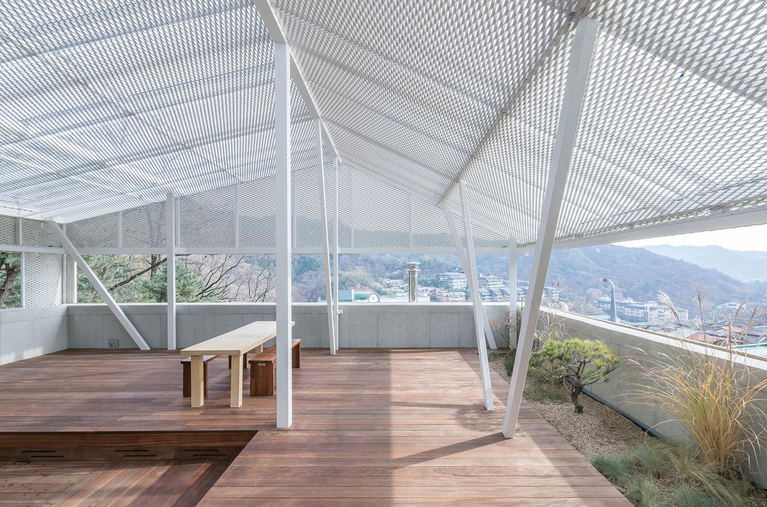 This Shaded Rooftop House in Seoul Invites The Air of Mountains and Forests