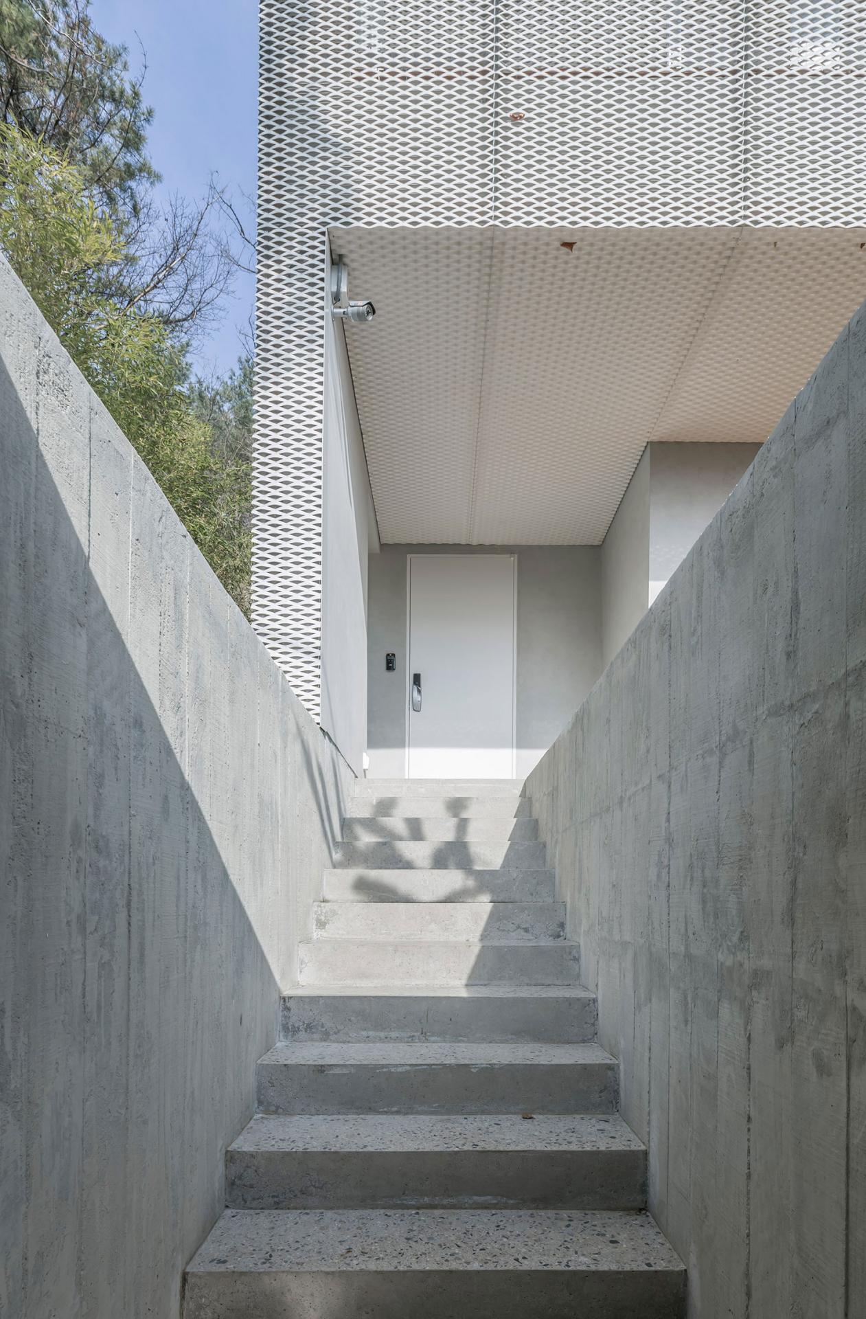 This Shaded Rooftop House in Seoul Invites The Air of Mountains and Forests