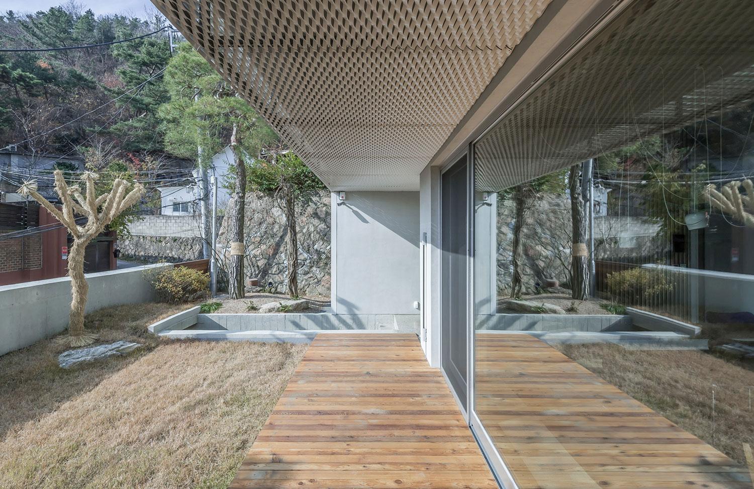 This Shaded Rooftop House in Seoul Invites The Air of Mountains and Forests