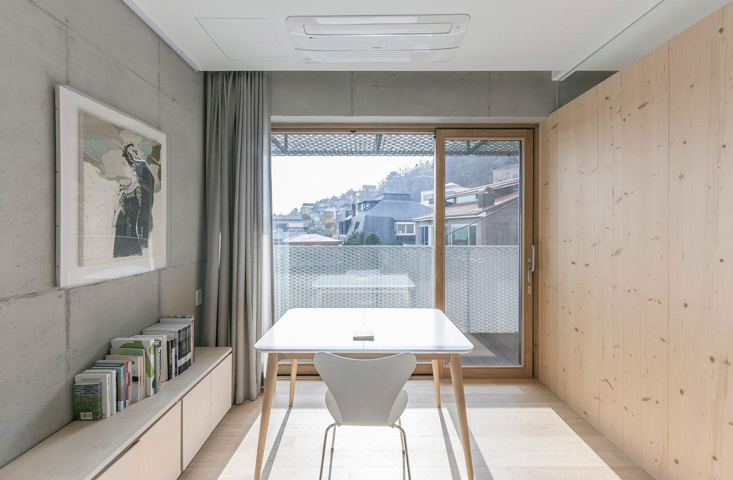 This Shaded Rooftop House in Seoul Invites The Air of Mountains and Forests