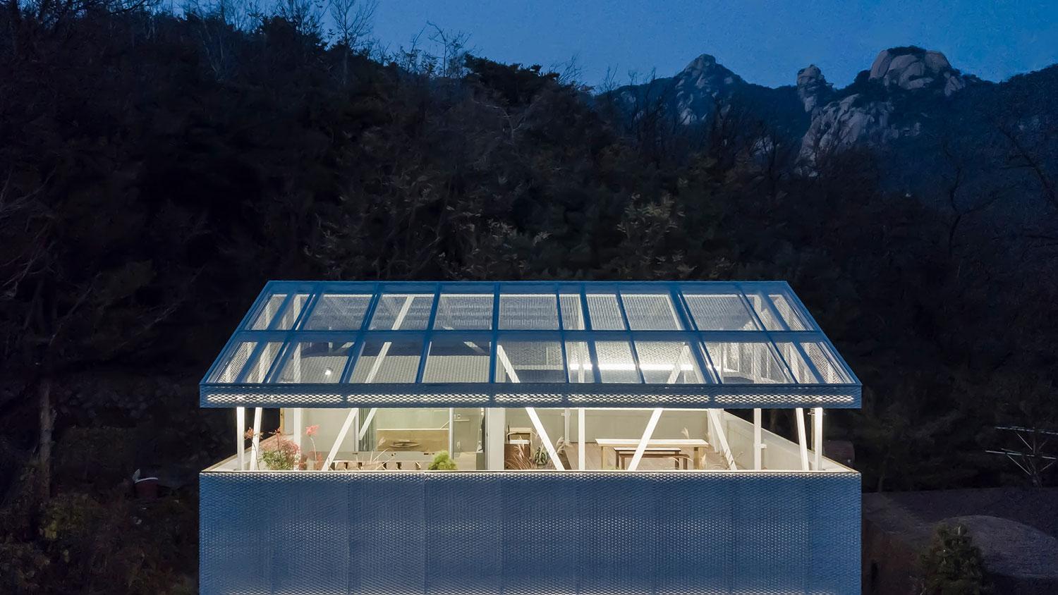 This Shaded Rooftop House in Seoul Invites The Air of Mountains and Forests