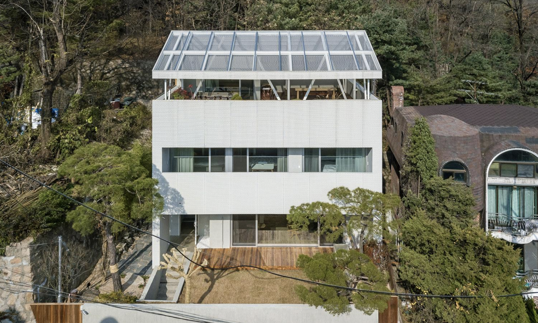 This Shaded Rooftop House in Seoul Invites The Air of Mountains and Forests