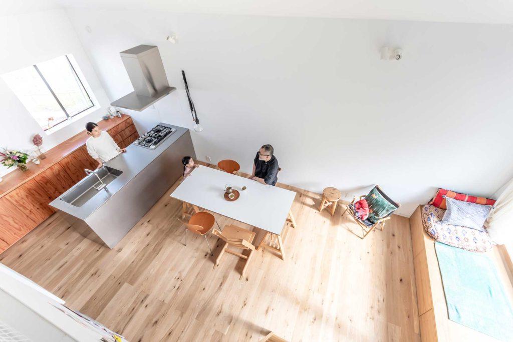 簡潔俐落的白色日式住宅空間，隱藏別具巧思的規劃