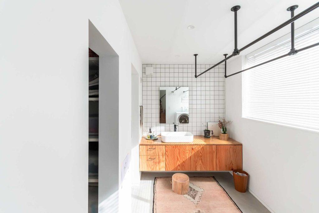 簡潔俐落的白色日式住宅空間，隱藏別具巧思的規劃