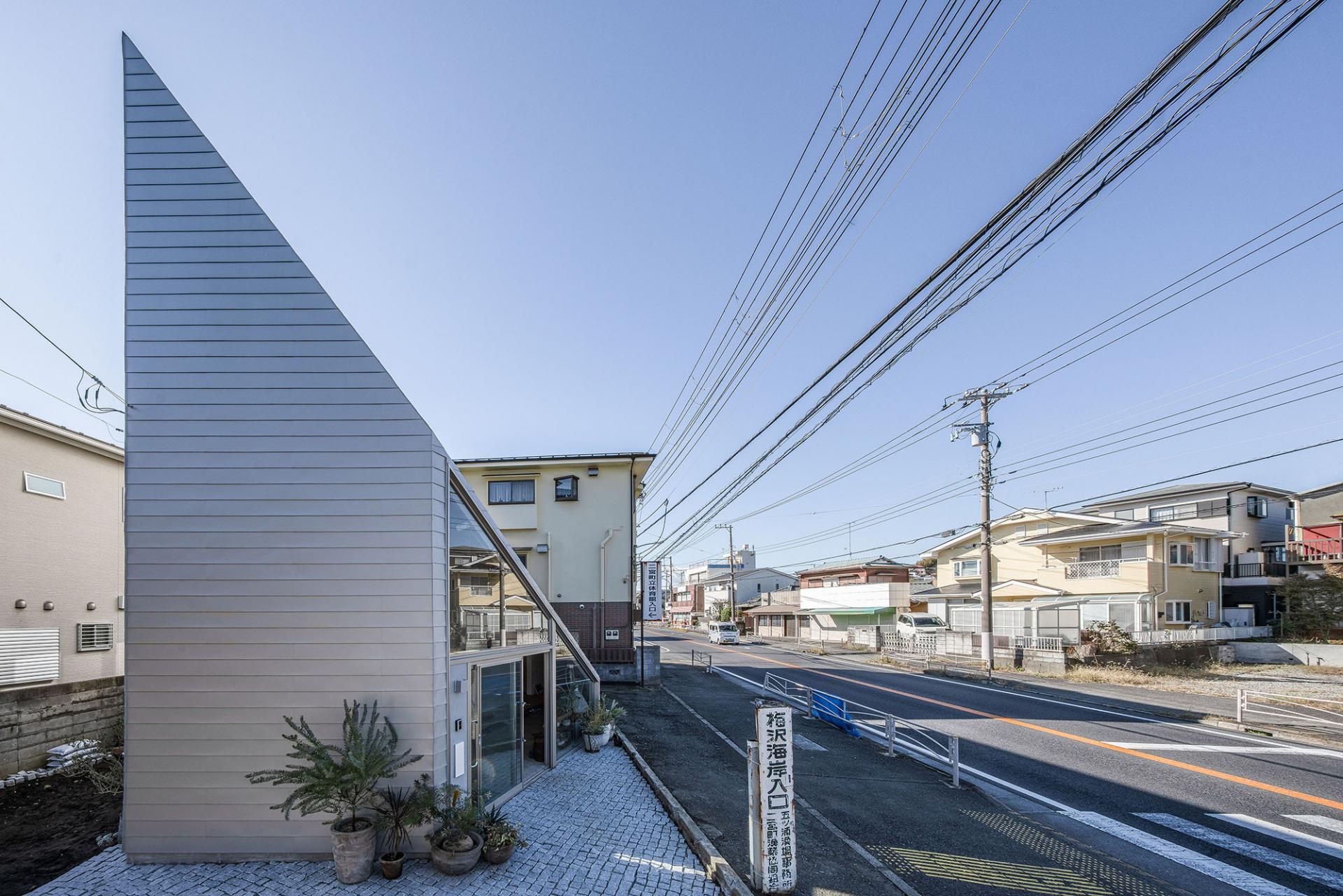 日本古道上的奇異景觀，多角建築化身為集住宅、畫廊和工作室