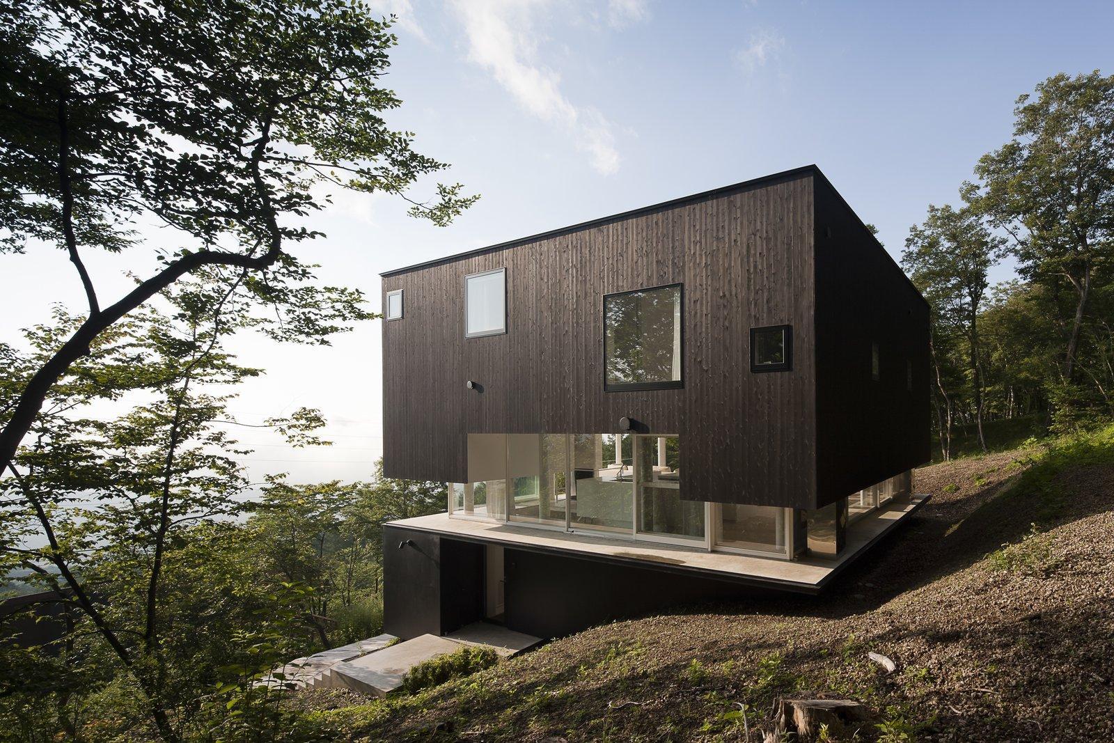 A Hidden Japanese Cube-Shaped Villa Nestled Among Clouds