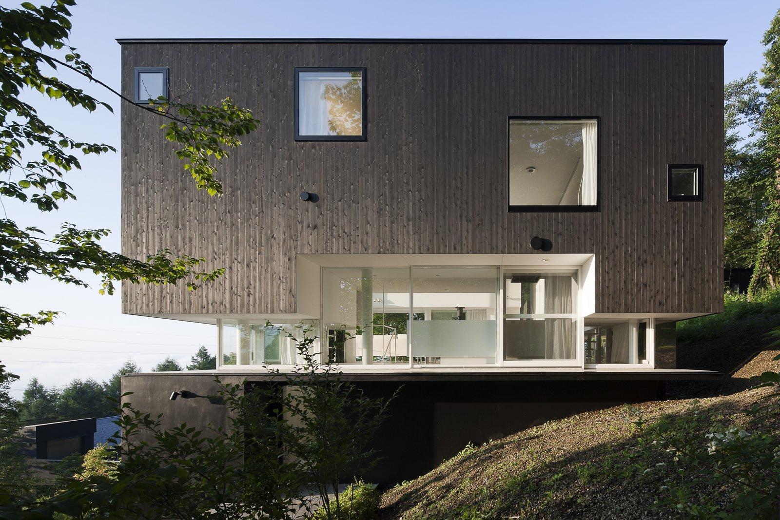 A Hidden Japanese Cube-Shaped Villa Nestled Among Clouds