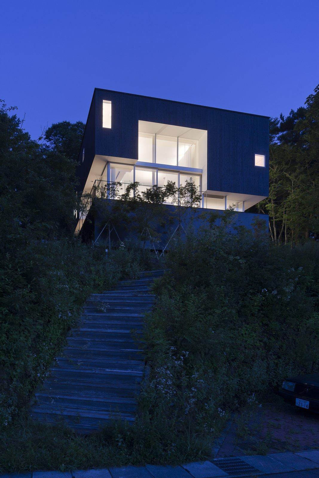 A Hidden Japanese Cube-Shaped Villa Nestled Among Clouds