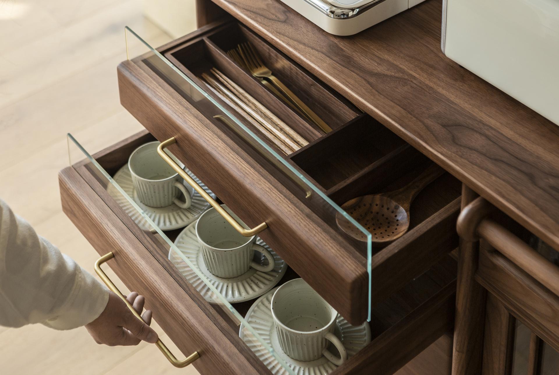 設計精緻的木系收納櫃，瞬間把蝸居改造成禪意茶療