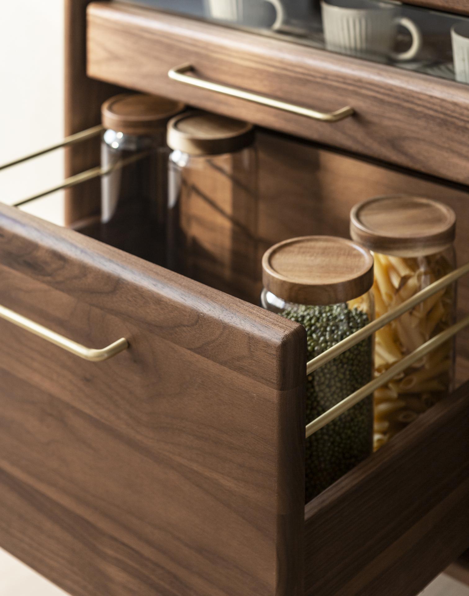 設計精緻的木系收納櫃，瞬間把蝸居改造成禪意茶療