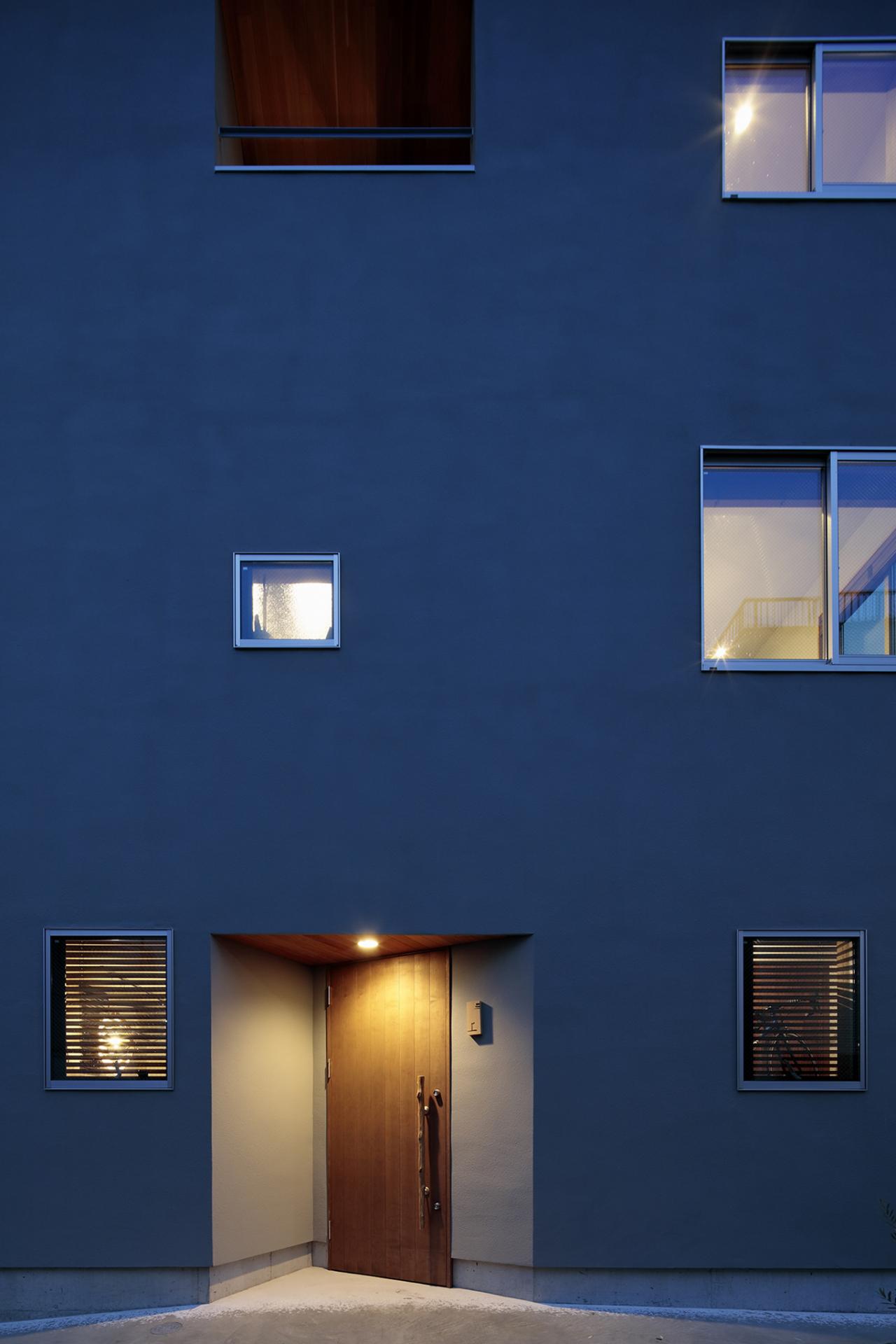開啟一扇連結全家人情感的窗，東京三層住宅簡約卻充滿幸福感