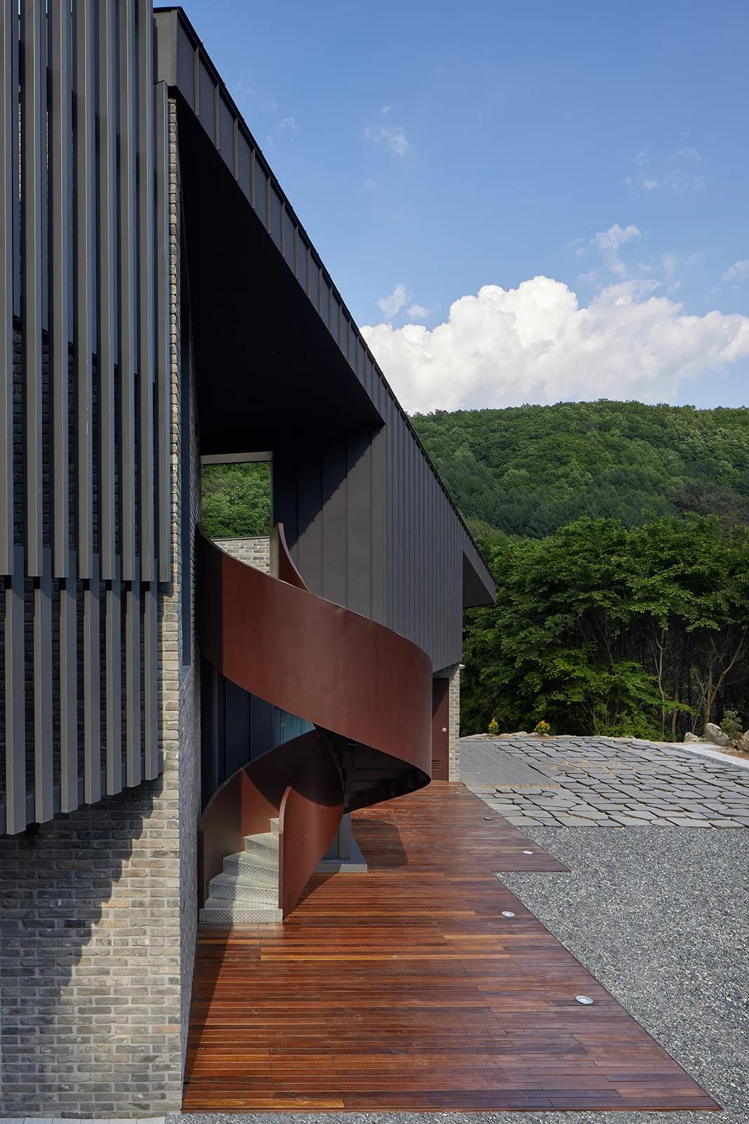 別具巧思的斜屋頂設計，韓國山區住宅實踐與自然共生的思維