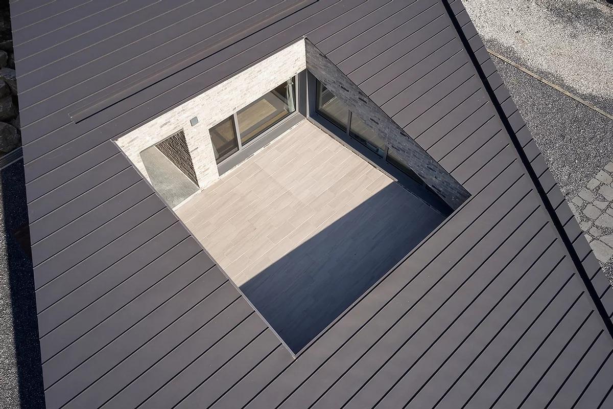 別具巧思的斜屋頂設計，韓國山區住宅實踐與自然共生的思維