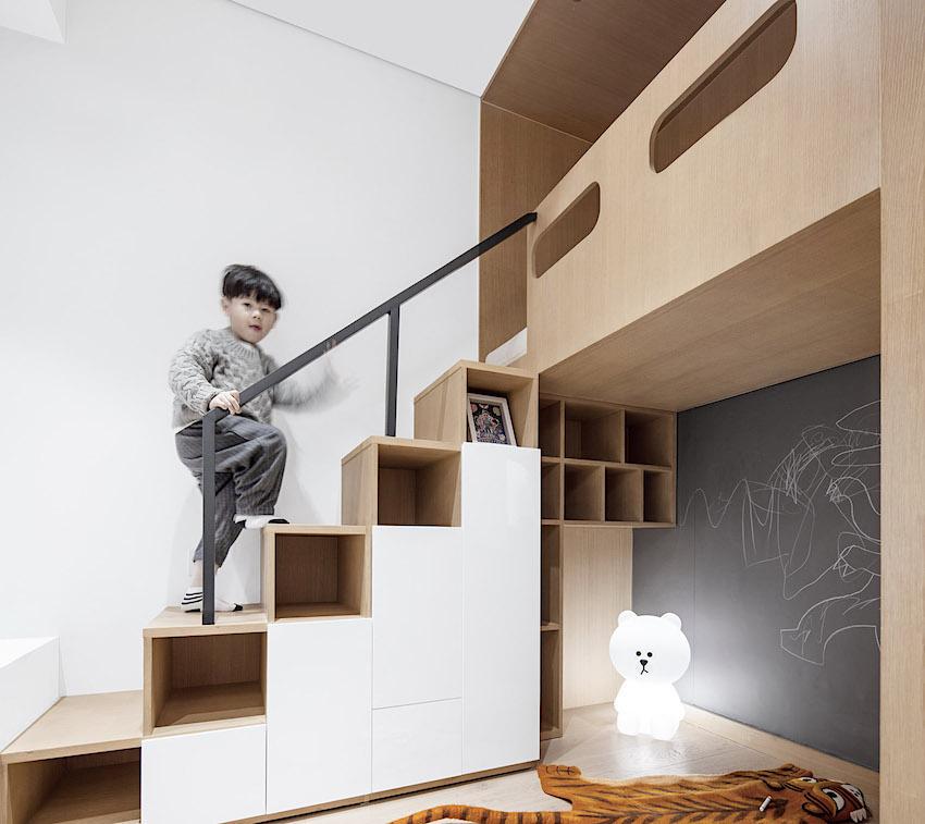 以童趣與木系設計打造的490呎上海小宅，滿足父母與孩子的生活願景