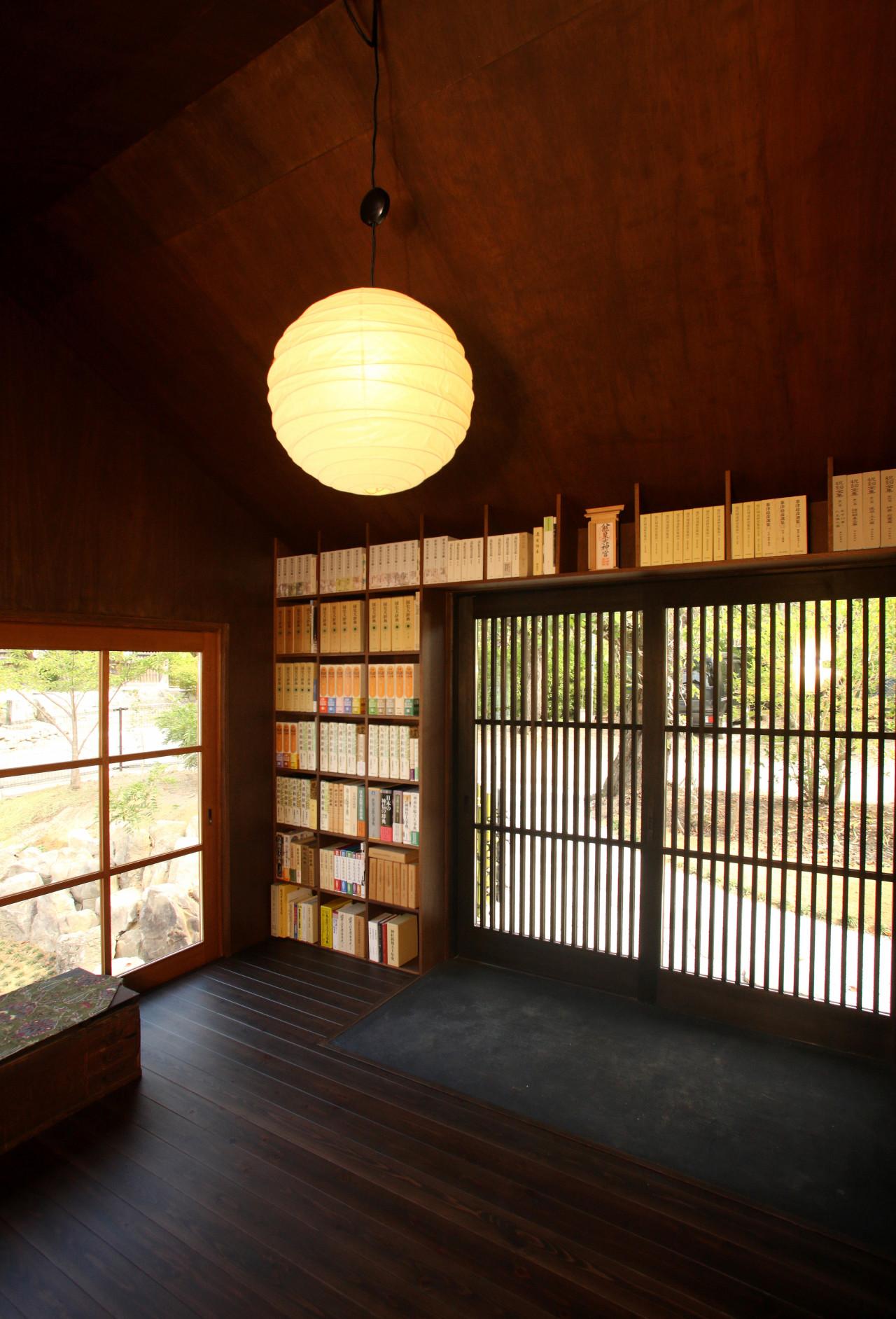 神職夫妻的藏書閣，日本長野山間的靜謐圖書館