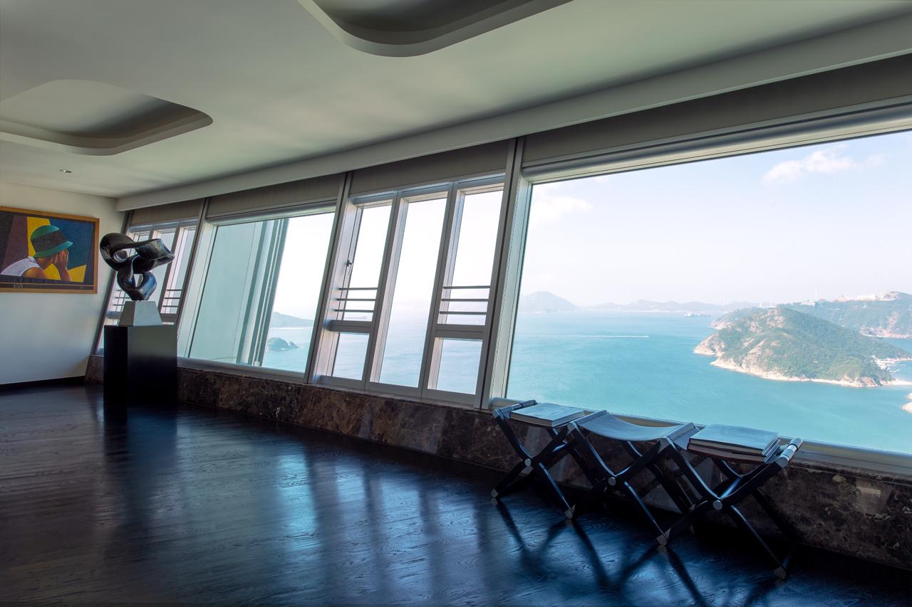 In Repulse Bay, an Apartment As Edgy As It is Elegant