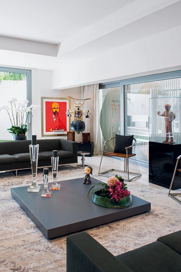 An Awe-Inspiring Contemporary Art Collection in a House on the Peak