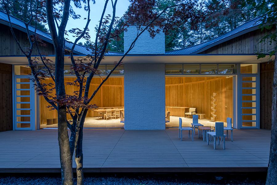 This Pritzker Prize Winner-Designed Retreat in the Woods Features a Curved Building