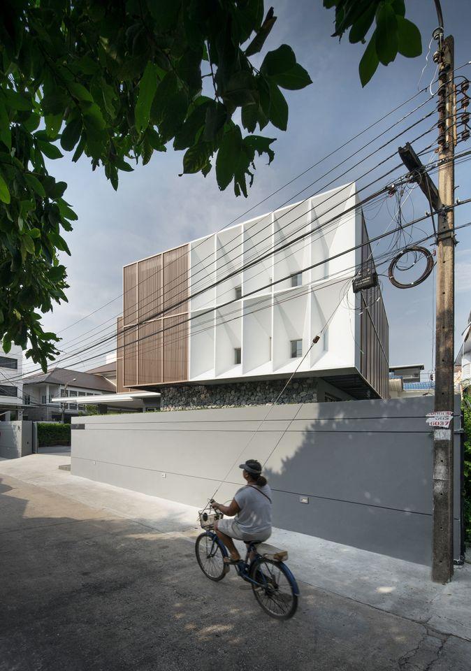 曼谷市中心的老屋改造，換上清新摩登的現代樣貌