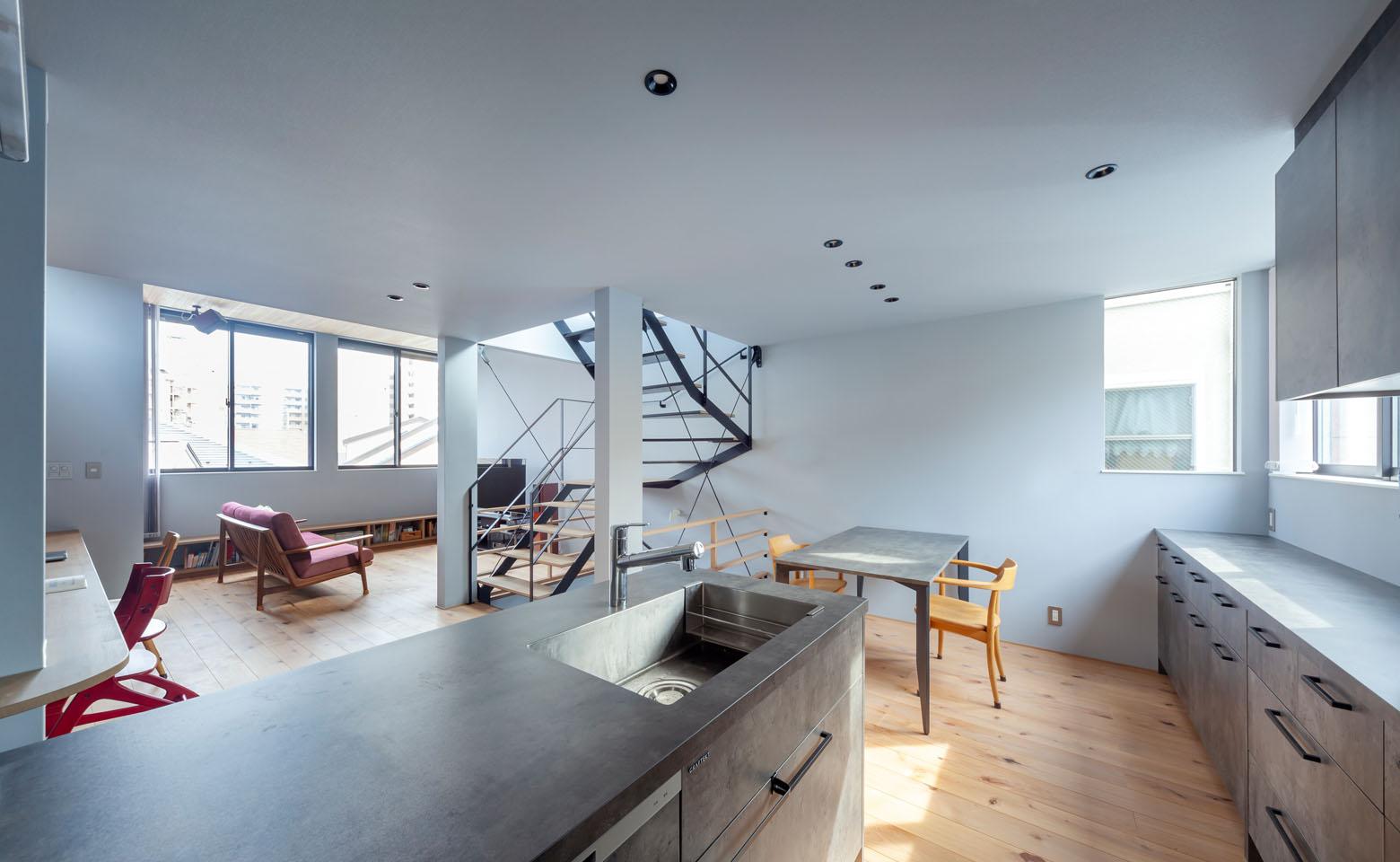 以輕巧的工業風開闊日本住宅，打造一家三口的舒適空間