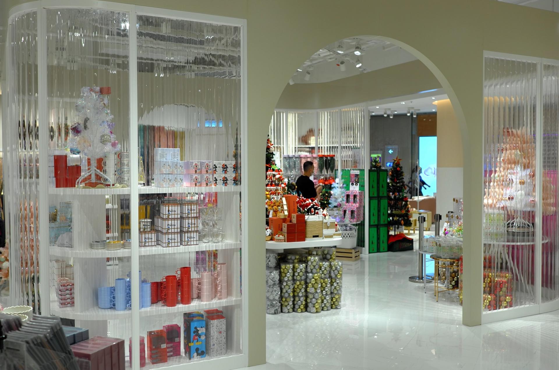 'Tis the Season for Pink at Francfranc’s New Store in Tseung Kwan O 