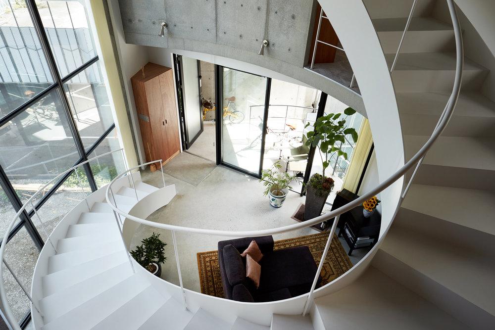 混合家居與餐廳的日本建設，靠著這道螺旋樓梯環環相扣
