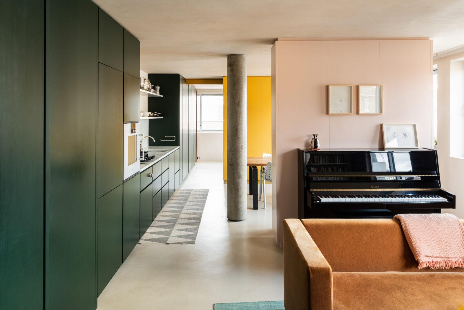 利用鮮豔色彩妝點空間，為住宅營造現代活力氛圍