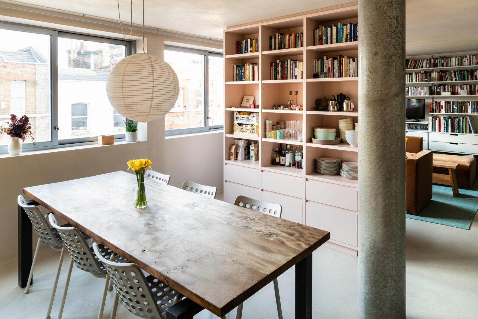 利用鮮豔色彩妝點空間，為住宅營造現代活力氛圍