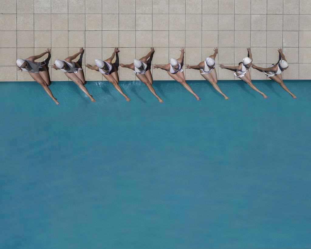 Brad Walls新作以極簡美學表現韻律泳運動員水上美態