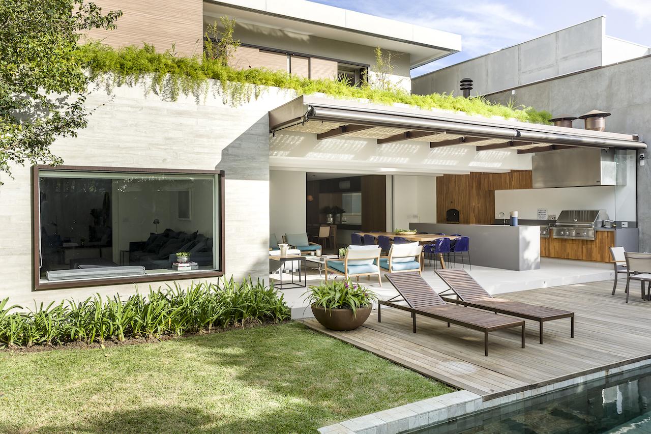 A Vivacious Home in Brazil that Blends Seamlessly with the Outdoor