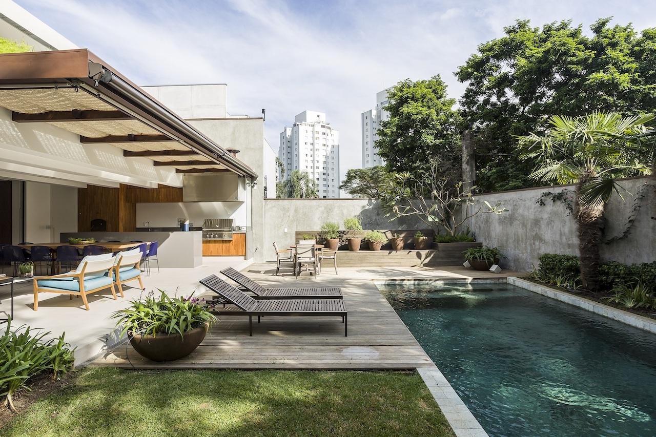 A Vivacious Home in Brazil that Blends Seamlessly with the Outdoor