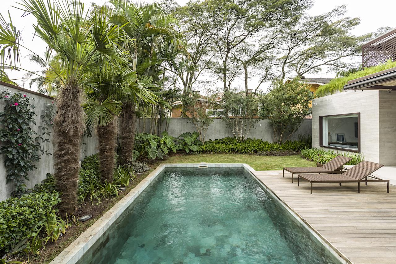 A Vivacious Home in Brazil that Blends Seamlessly with the Outdoor