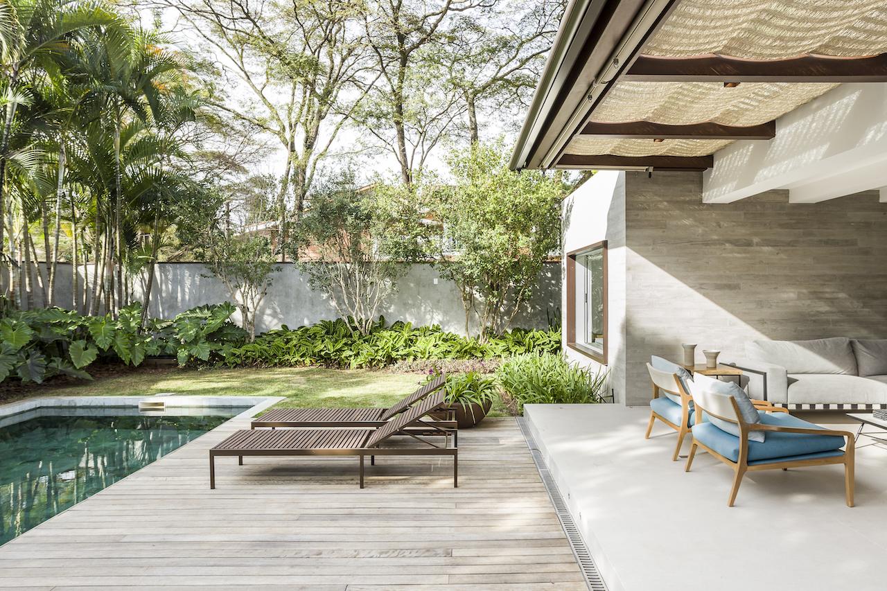 A Vivacious Home in Brazil that Blends Seamlessly with the Outdoor