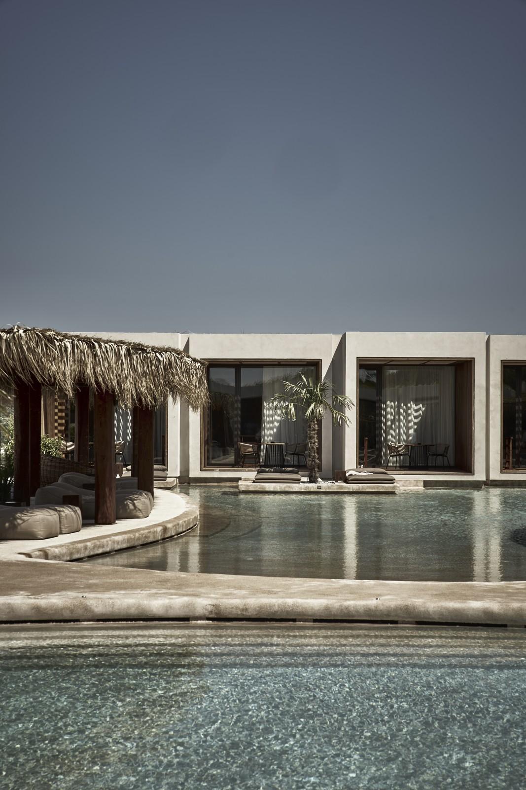 感受靈動禪意的氛圍，隱匿於希臘小島的水世界酒店