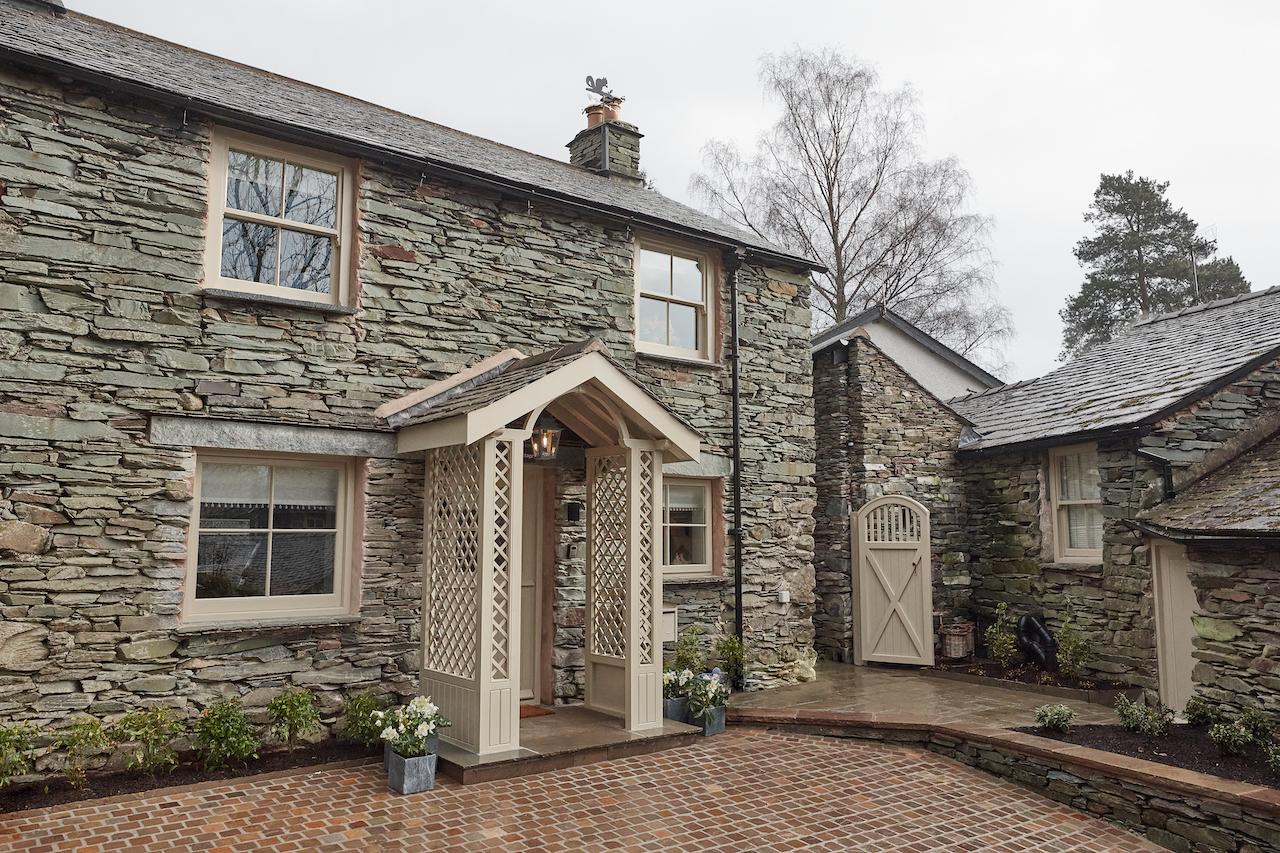 Katharine Pooley Restores a Cosy Holiday Cottage With Charming Design
