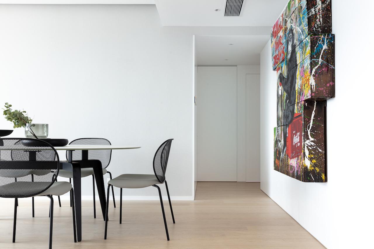 現代藝術糅合極簡主義，在這1,520呎半山住宅中相遇