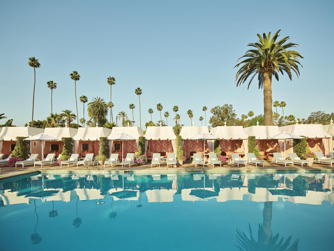 洛杉磯粉紅地標泳池巧妙設計，猶如進入復古夢幻電影世界