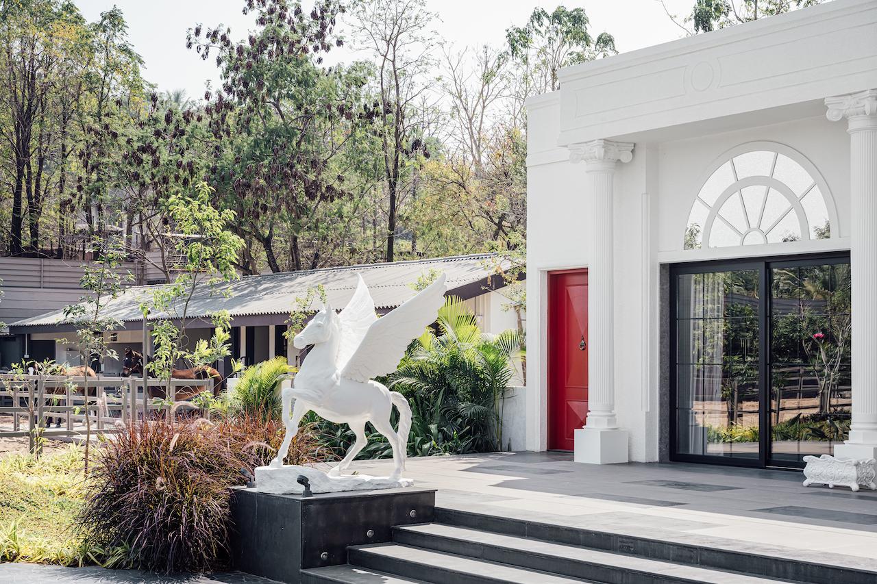 Contemporary Meets Classics In This Sophisticated Farm House