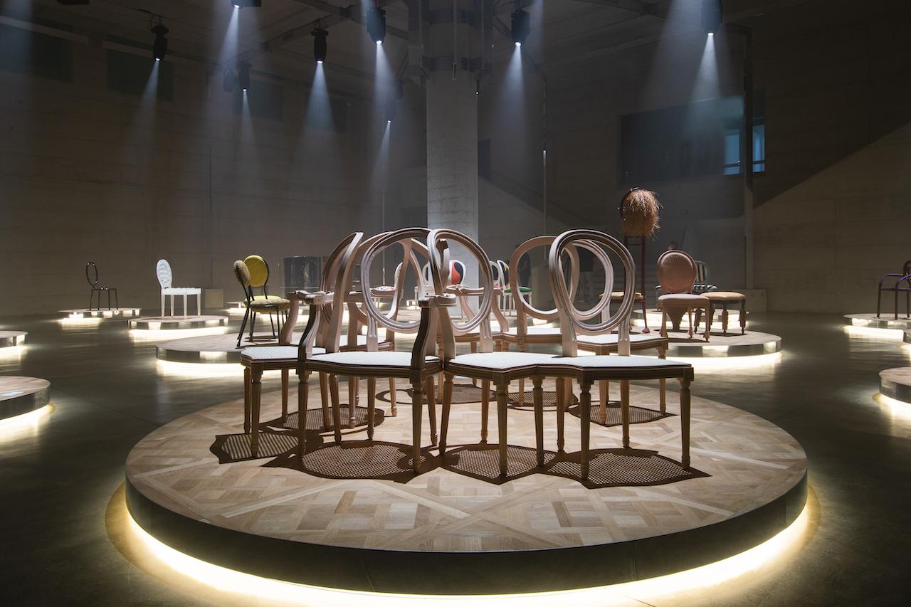 Dior集合17位世界知名藝術家，重新演釋品牌經典圓背椅