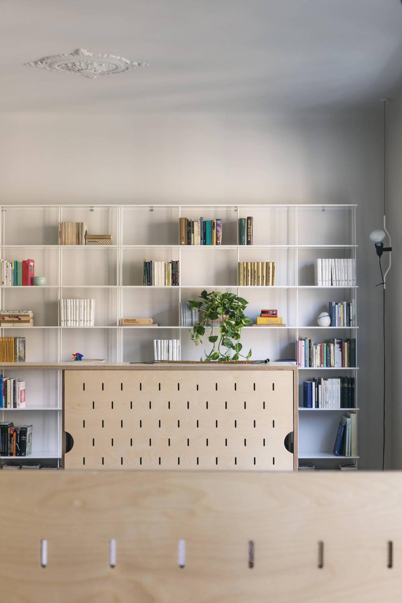 A Calm and Rejuvenating Home with a Dynamic Ceiling Height