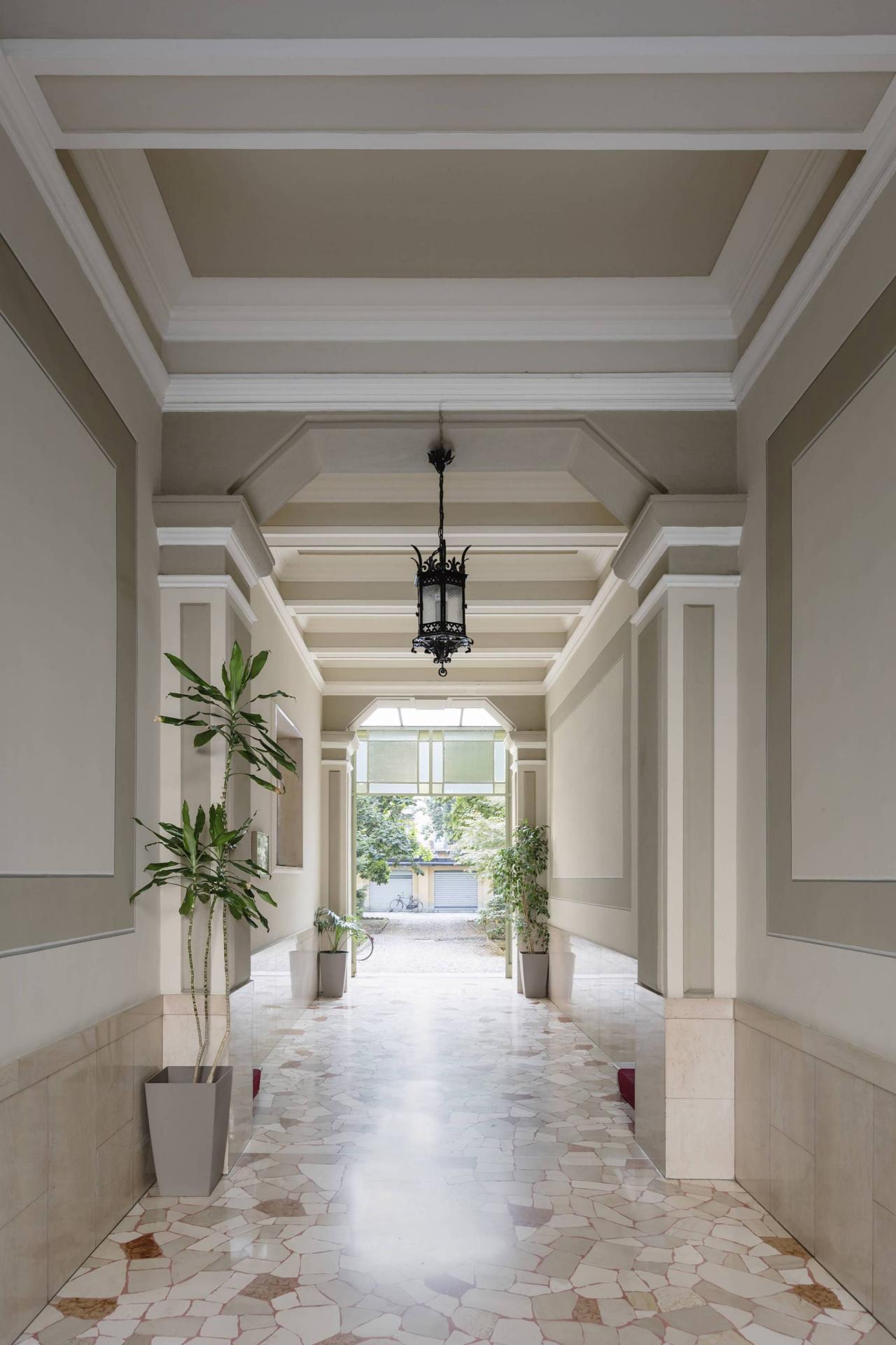 A Calm and Rejuvenating Home with a Dynamic Ceiling Height