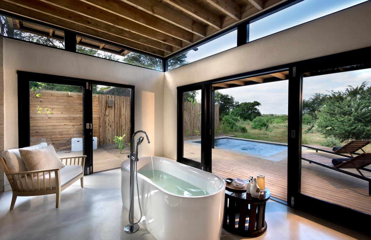 5 Stunning Bathrooms With a View Around The World