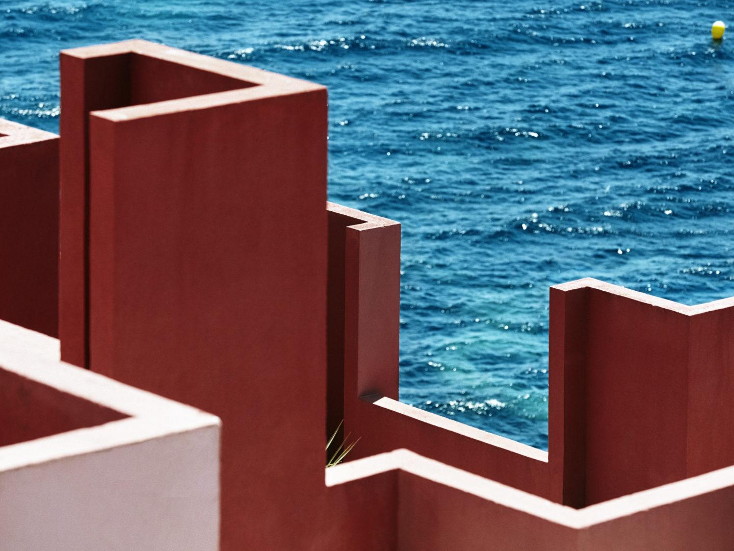 《魷魚遊戲》迷宮真實版！走進西班牙粉紅迷宮堡壘La Muralla Roja