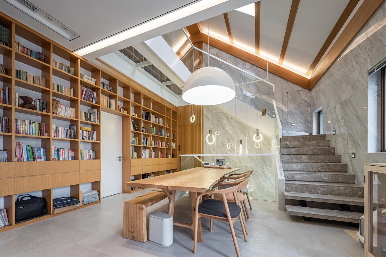 彷如摩登中式茶室的家居設計，隱身於青島的三層心靈庇護所